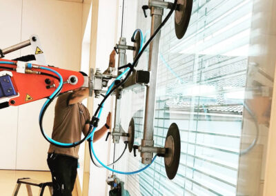 Rota Bau und Service GmbH: Fenstereinbau mit Maschine